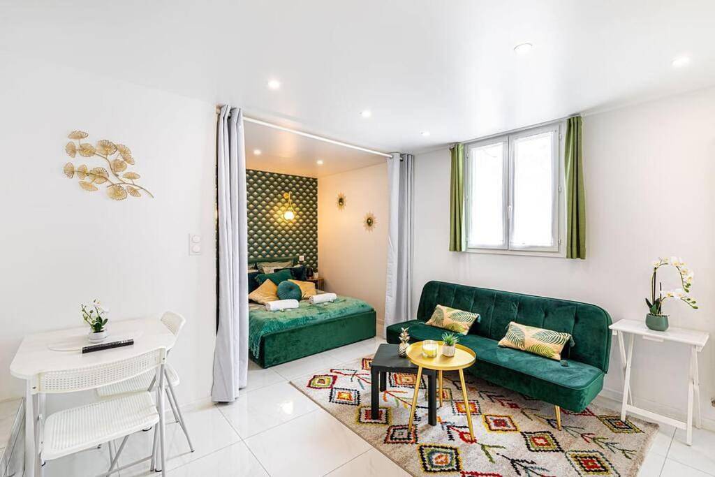 Appartement entier, Melanie - Emerald Serenity Paris La Défense - Salon de Jardin Privé, Terrasse & Wifi in Nanterre, Hauts-de-Seine