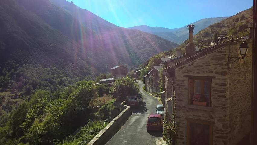 Location de vacances pour 12 personnes, avec vue ainsi que jardin et piscine à Nohèdes - 2