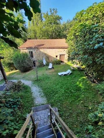 Gîte pour 3 personnes, avec terrasse et vue ainsi que piscine et jardin à Marnac