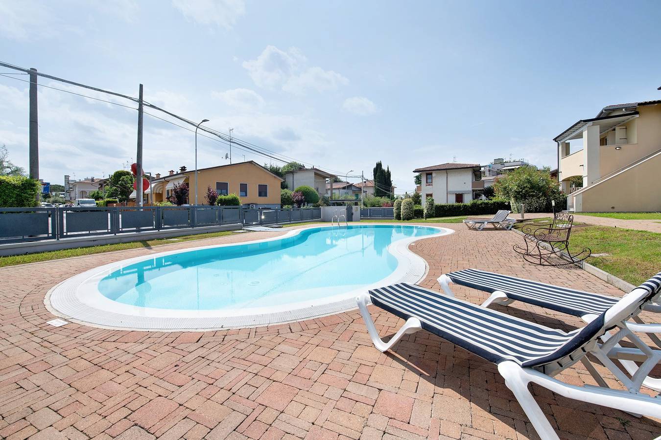 Appartamento intero, Appartamento di vacanza 'Katy Lake Salvia' con piscina condivisa, terrazza privata e Wi-Fi in Rivoltella del Garda, Desenzano del Garda