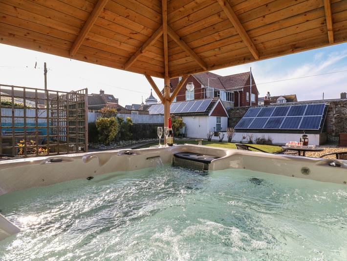 Beach hut for 12 people, with garden in Pevensey