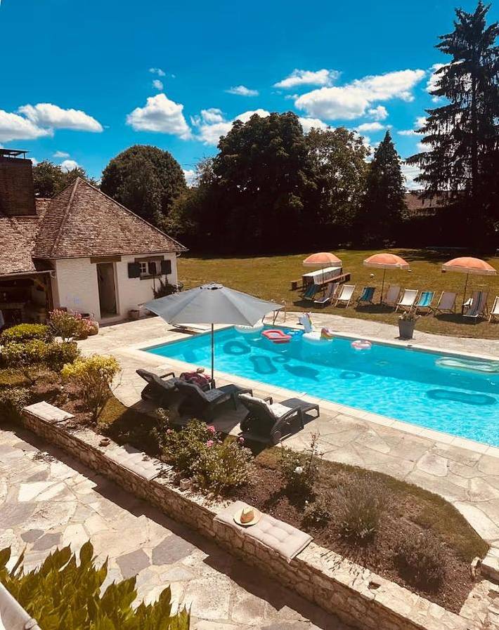 Location de vacances pour 14 personnes, avec piscine ainsi que vue et terrasse dans Bourdonné