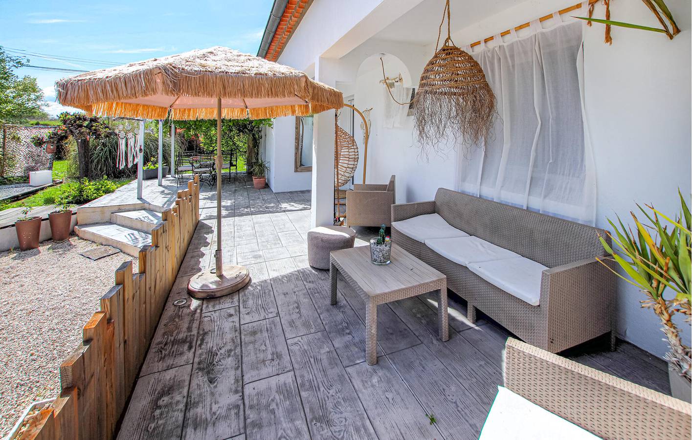 Charmante Wohnung mit Pool & WiFi in Grospierres in Grospierres, Ardèche