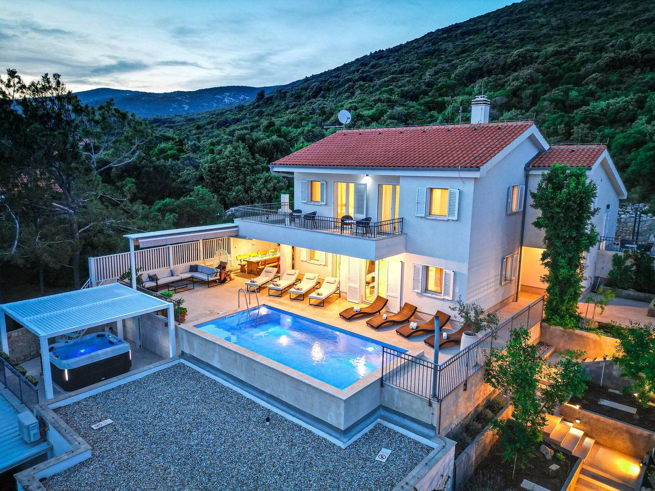 Geräumige, luxuriöse 5*-Ferienvilla mit Meerblick, eigenem Pool und großer Terr in Martinscica, Cres