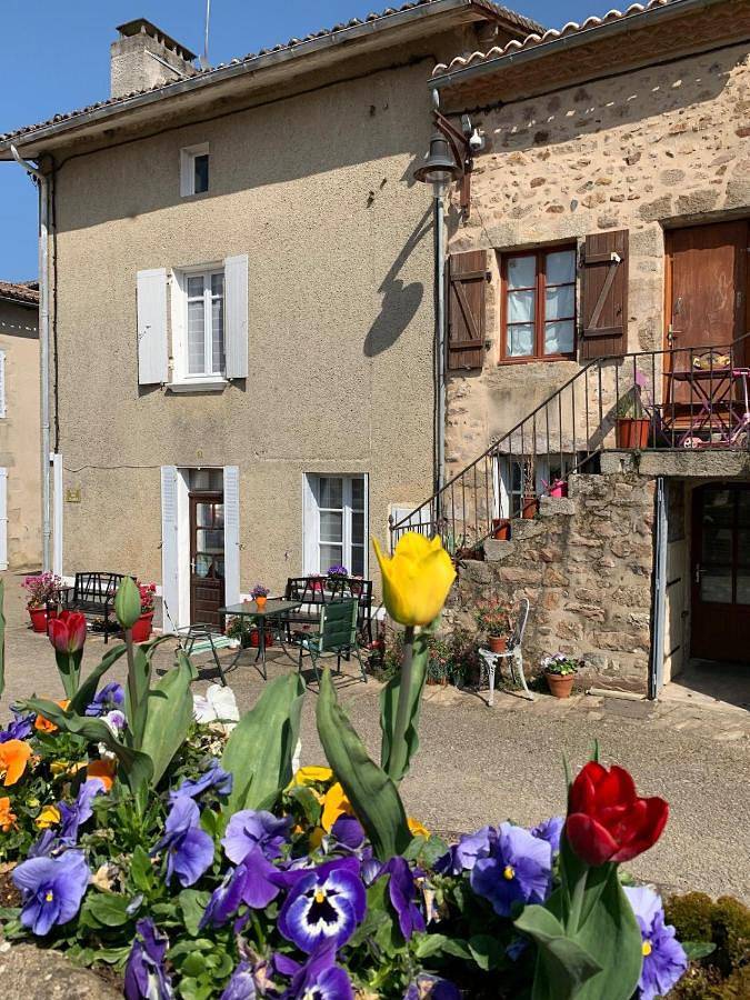 Location de vacances pour 5 personnes, avec vue et terrasse à Lesterps