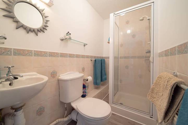 Ganze Wohnung, Geräumiges Apartment mit 2 Schlafzimmern, nur wenige Gehminuten vom Strand von Woolacombe entfernt, mit eigenem Parkplatz in Woolacombe, Devon