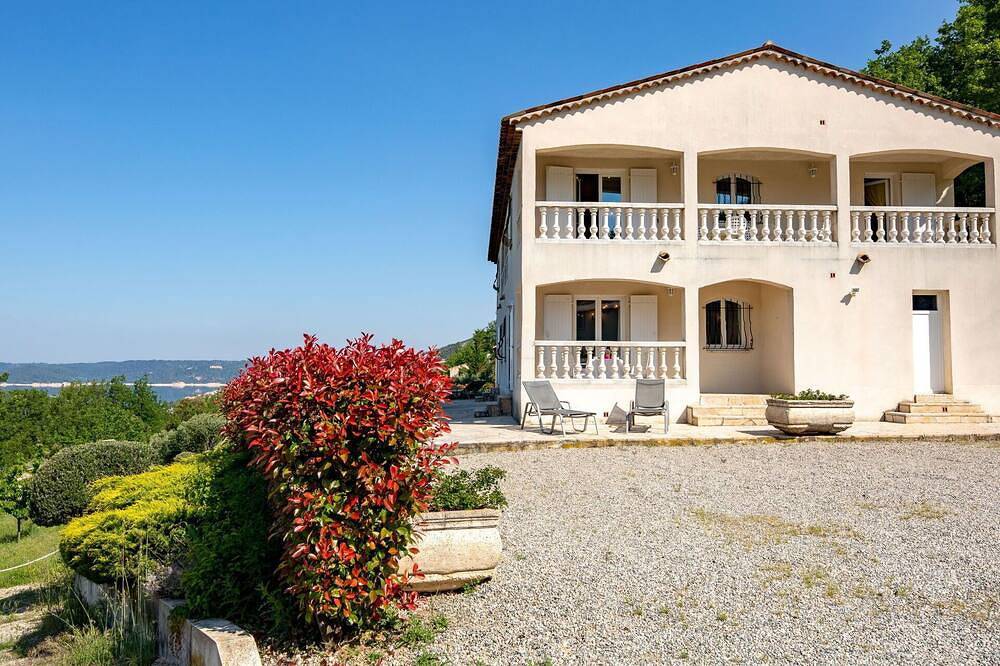 Schöne Wohnung in einem Ferienhaus mit  W-Lan, Tv, Terrasse, Haustiere erlaubt und Panoramablick in Bauduen, Brignoles Region