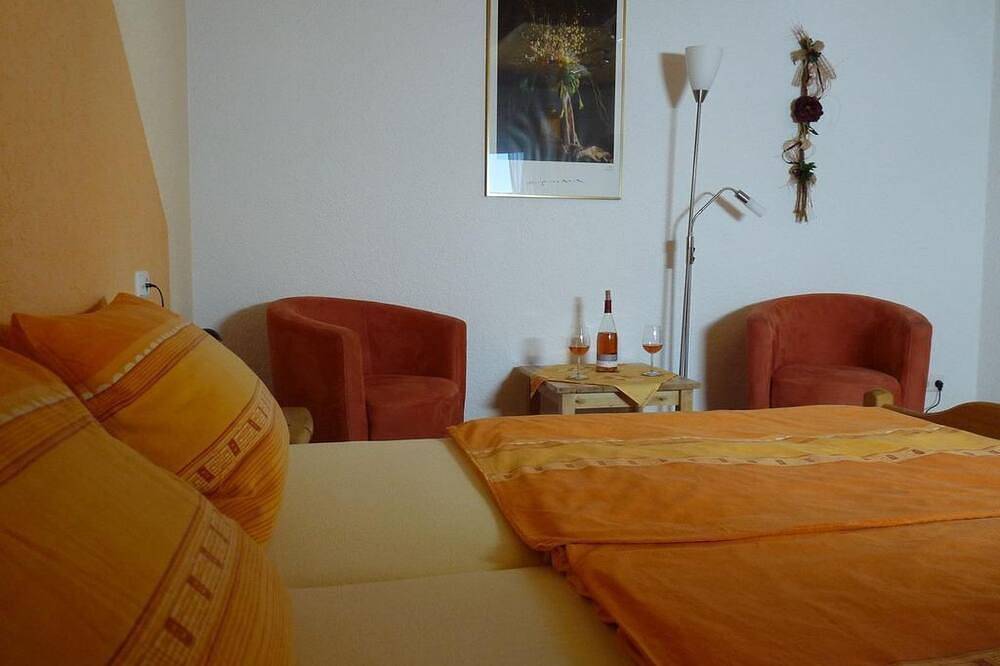 Doppelzimmer Balkon - Privatzimmer Gästehaus Heger in Annweiler, Trifelsland