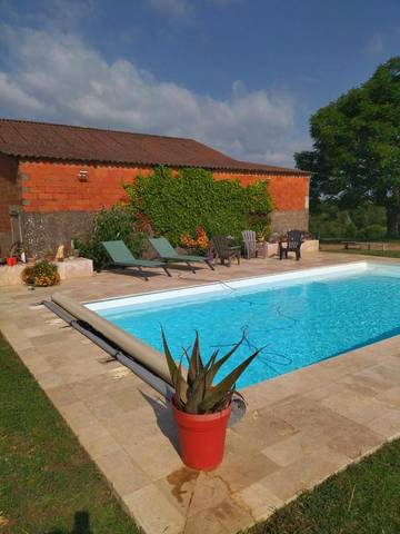 Chambre d’hôte pour 4 personnes, avec terrasse et piscine ainsi que vue et jardin à L'Honor-de-Cos