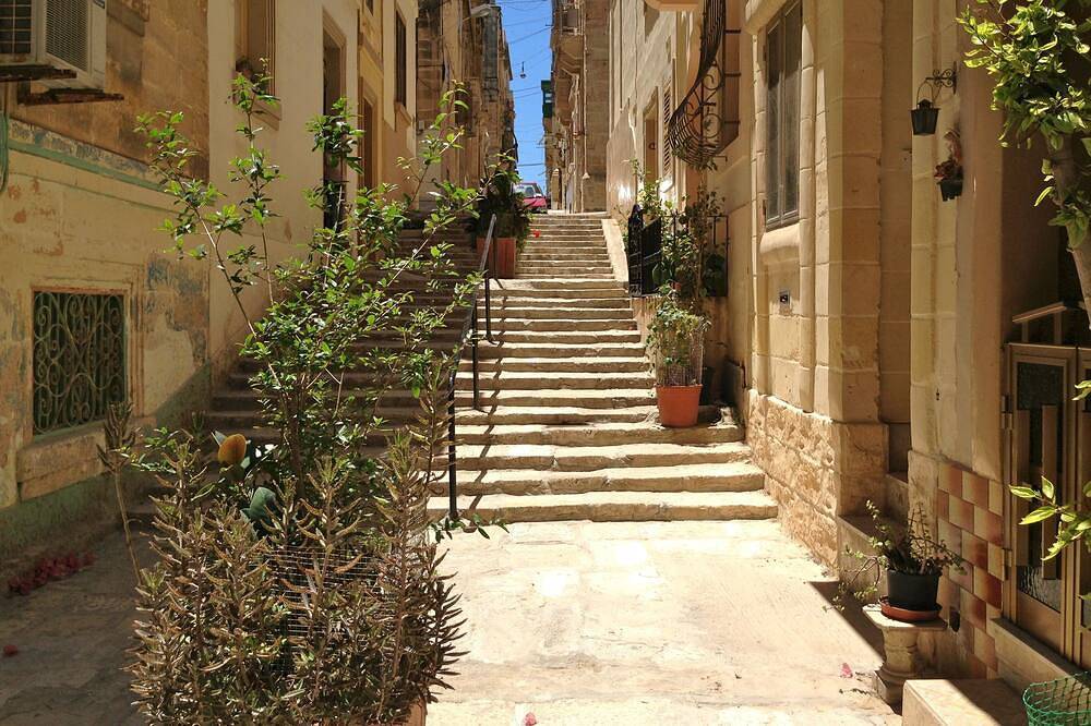Schöne traditionelle Stadthaus mit Blick auf die Marina von der Dachterrasse in Senglea, Insel Malta