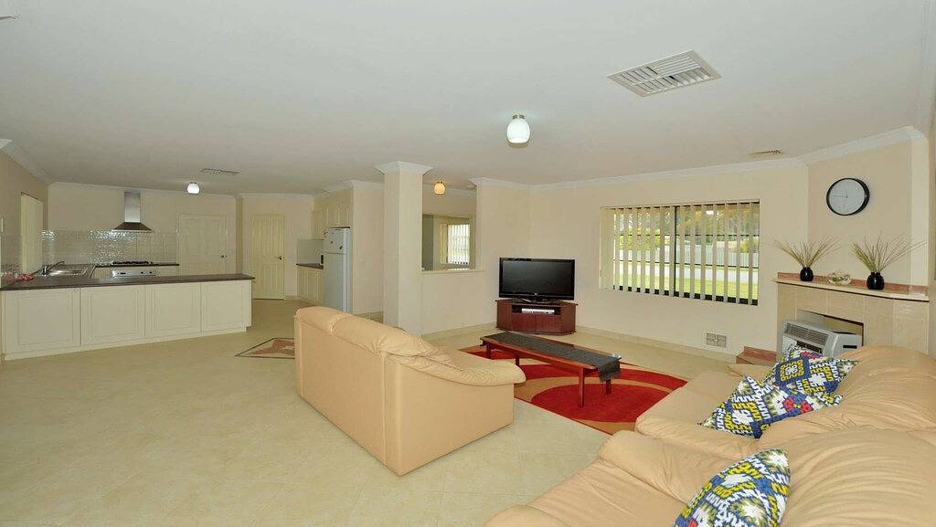 Holiday Home for 8 People in Mandurah, Western Australia