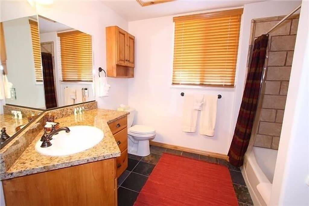 Ganze Wohnung, Spektakuläre Aussichten auf Wolf Mountain und Pineview Lake! in Eden (UT), Uinta Wasatch Cache National Forest