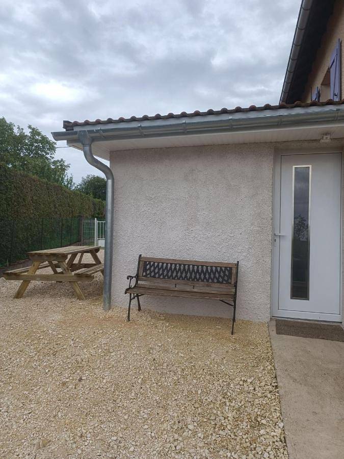 Gîte pour 2 personnes, avec terrasse à Montbozon