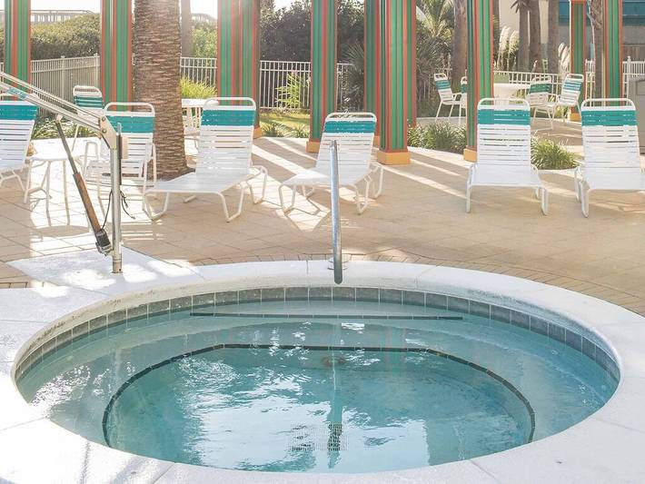 Vacation rental for 8 people, with hot tub and pool as well as balcony in Navarre Beach