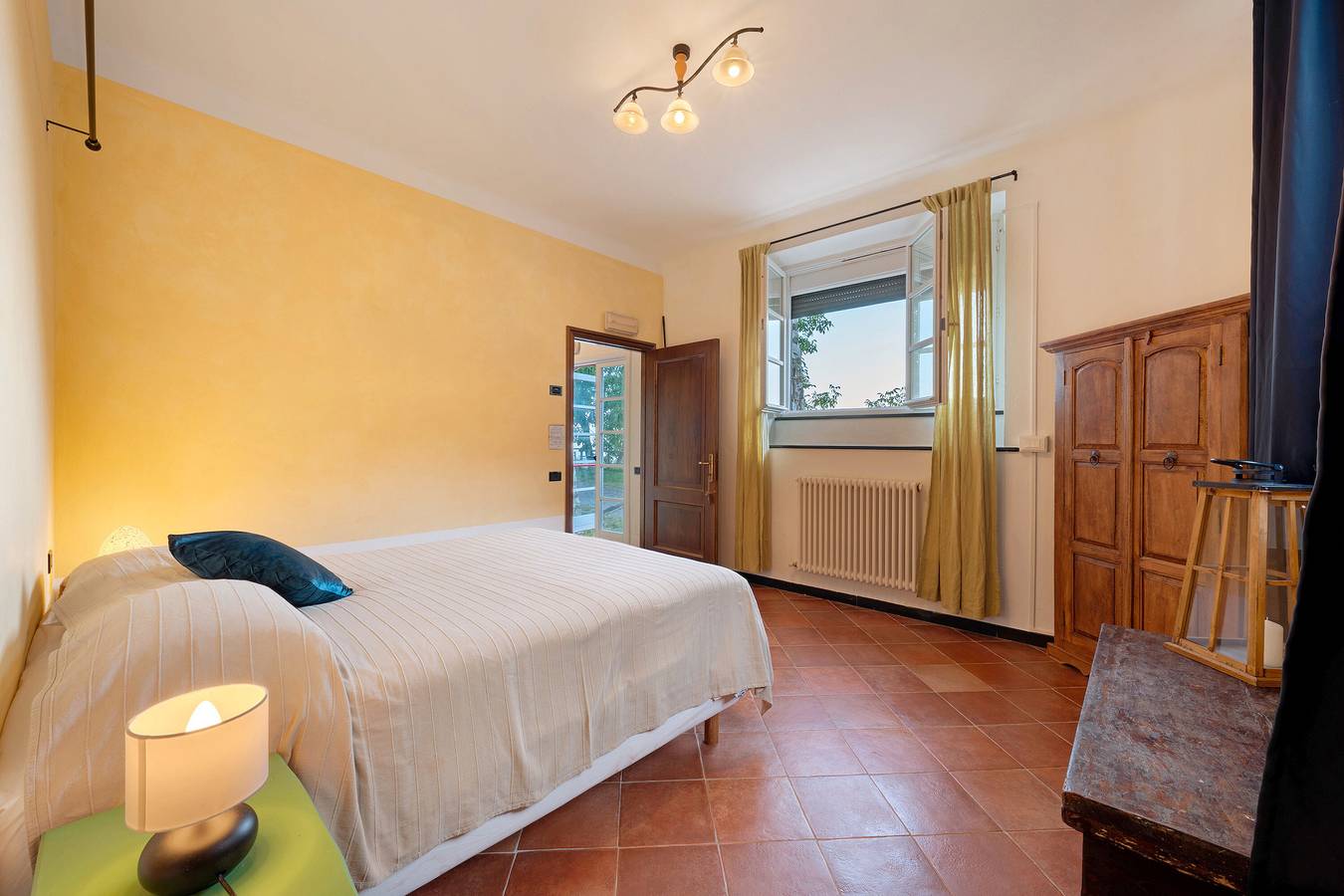 Camera 'Quadrupla' con Vista Montagna e Giardino Condiviso in Castiglione Chiavarese, Riviera di Levante