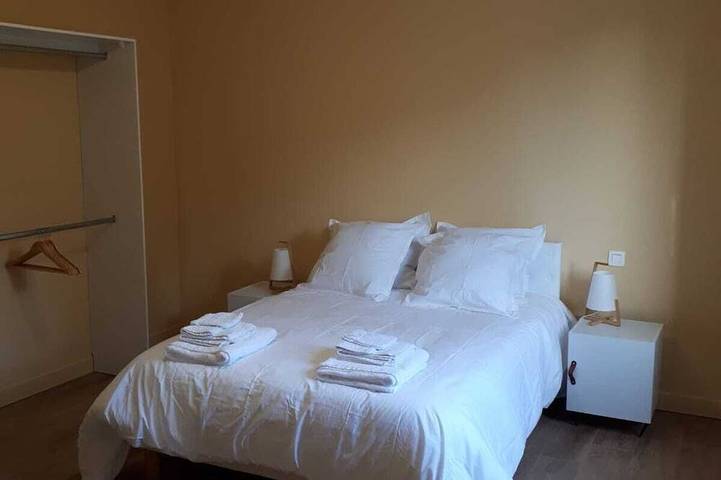 Gîte pour 10 personnes, avec jardin, animaux acceptés à Feneu - 4