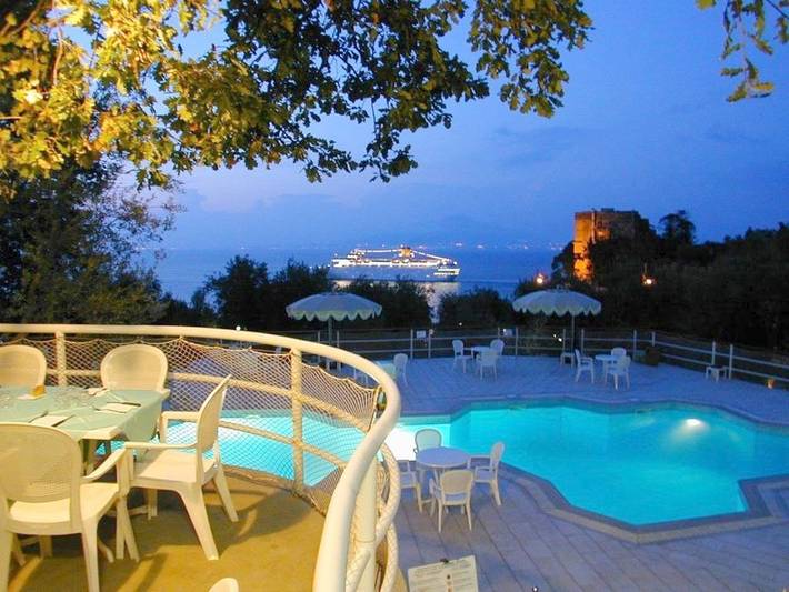 Bungalow per 2 persone, con Terrazza e Giardino nonché Piscina a Sorrento