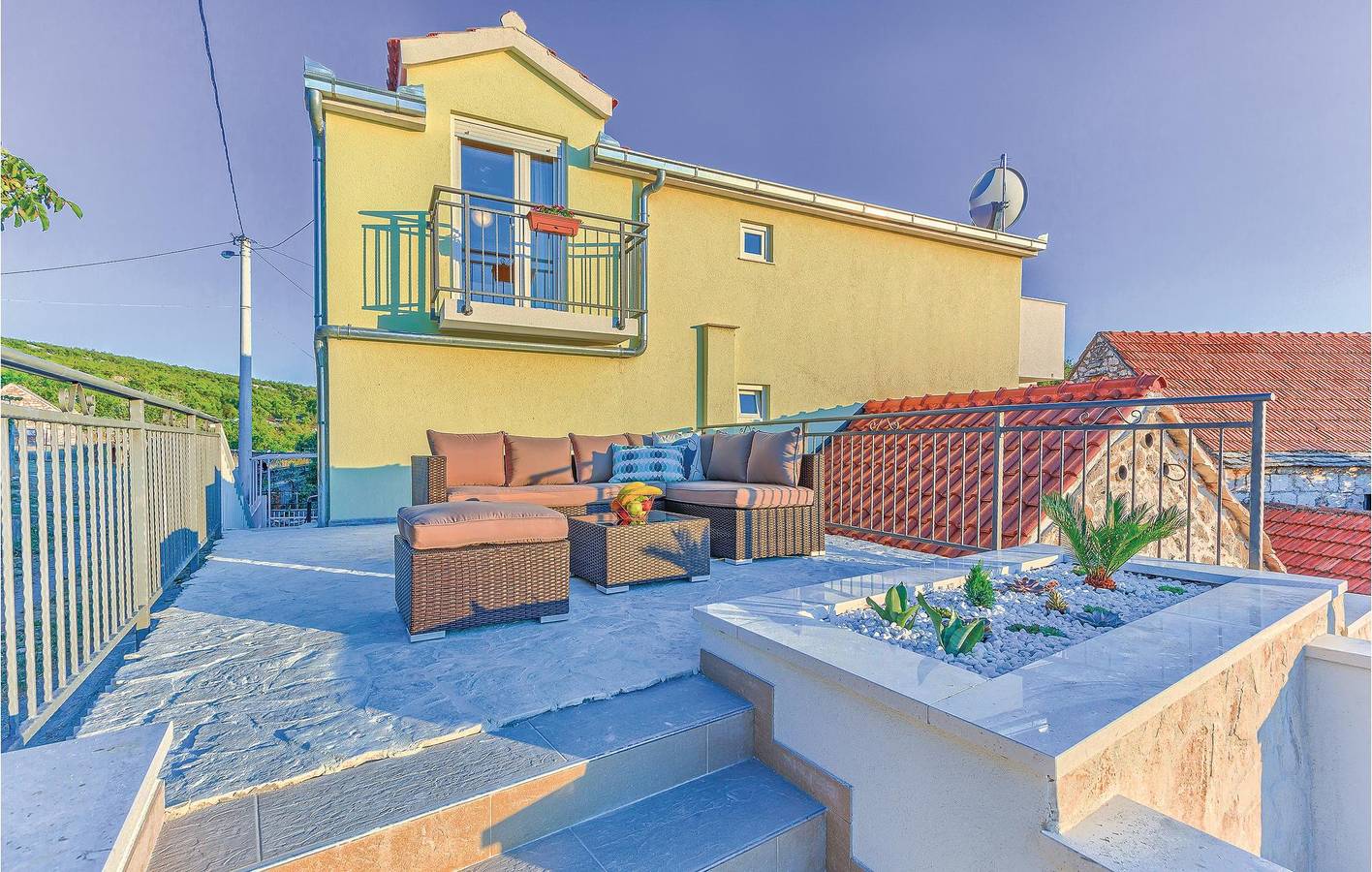 Holiday home for 10 people with terrace in Dalmatian Zagora