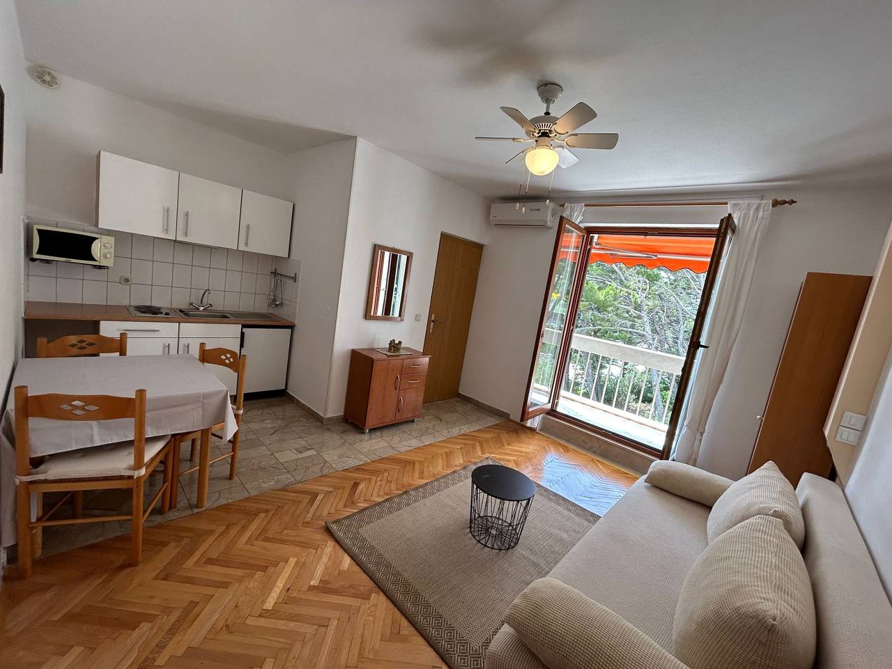 Hel leilighet, Charmantes Appartement im Pinienwald in Baska Voda, Makarska Riviera