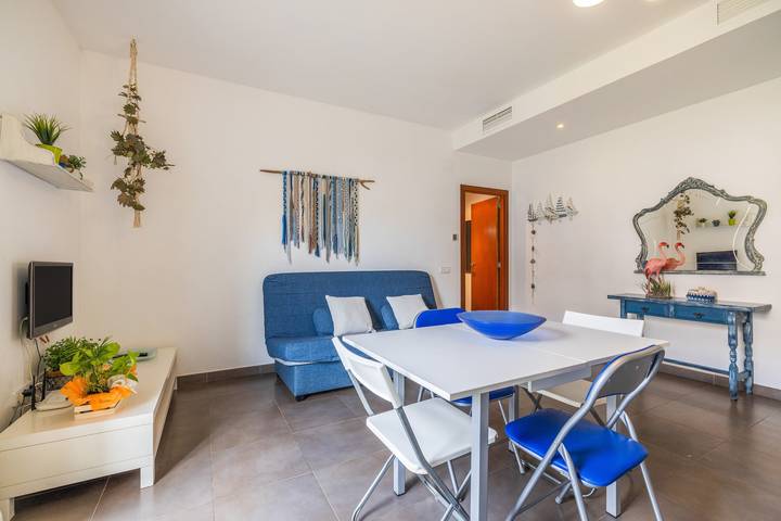 Apartamento entero, Apartamento 'Gran Terraza Marita' con piscina comunitaria, Wi-Fi y aire acondicionado in San Jaime de Enveija, Delta del Ebro