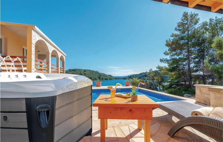 Apartamento moderno con piscina y cocina, a solo 2,5 km de la playa in Blato, Korcula
