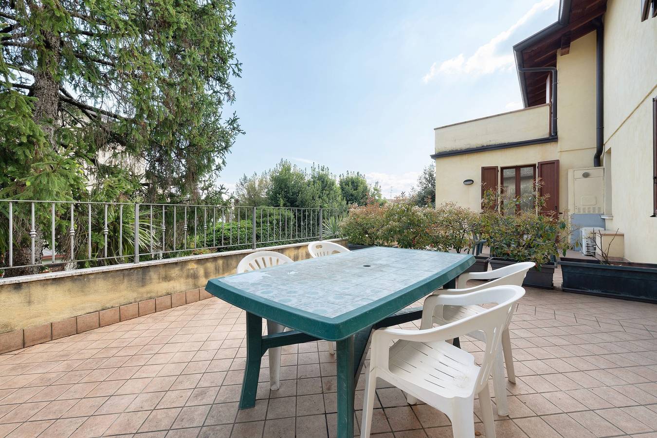 Entire apartment, Apartment 'San Felice' with Private Terrace, Wi-Fi and Air Conditioning in San Felice del Benaco, Garda Mountains