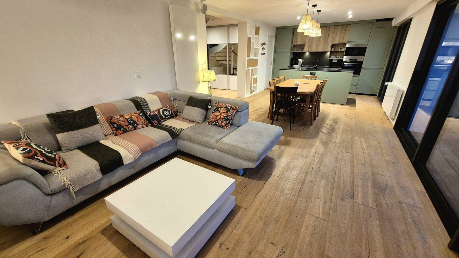 Maison Desmathi: terraza con jacuzzi y jardín en Saint-Pierre-Quiberon in Saint-Pierre-Quiberon, Côte des Mégalithes