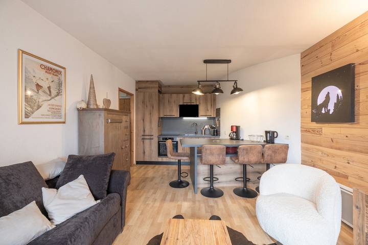 Entire apartment, Apartment 'La Louve' with Mountain View, Shared Pool and Shared Terrace in Samoëns, Bonneville region