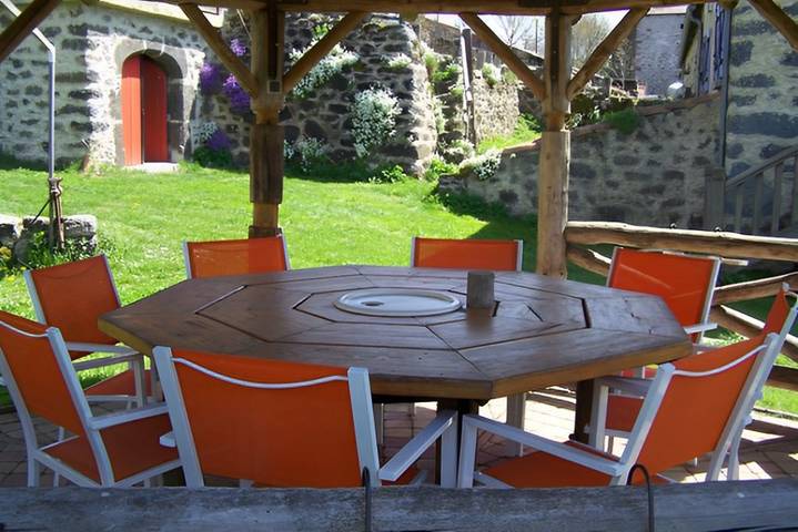 Gîte pour 14 personnes, avec piscine ainsi que terrasse et jardin à Talizat