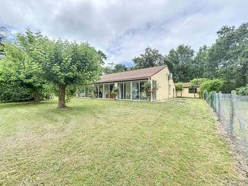 Gîte pour 4 personnes, avec vue et jardin à Bussac-Forêt