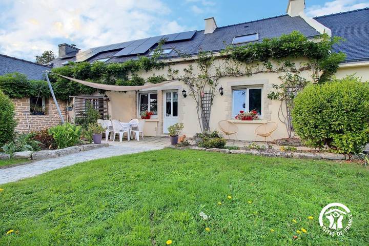 Gîte pour 4 personnes, avec Terrasse ainsi que Jardin et Piscine à Theix