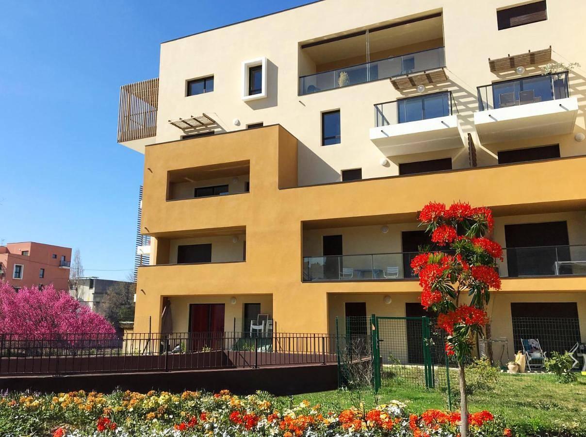 Appartement entier, Terrasses De Saint Martin - Très Calme et Agréable avec Grande Terrasse Ombragée - Résidence Privée - Idéalement située - Parking privatif possible in Montélimar, Région de nyons