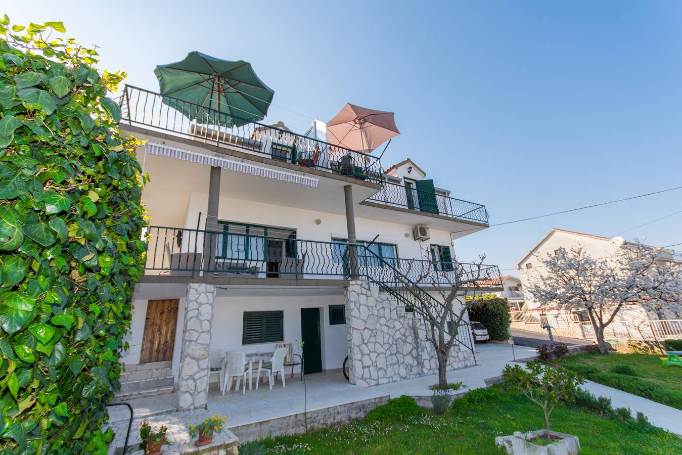 Ganze Wohnung, 2-Zimmer-Ferienwohnung mit Terrasse und Meerblick Slatine, Ciovo A-1126-b in Ciovo