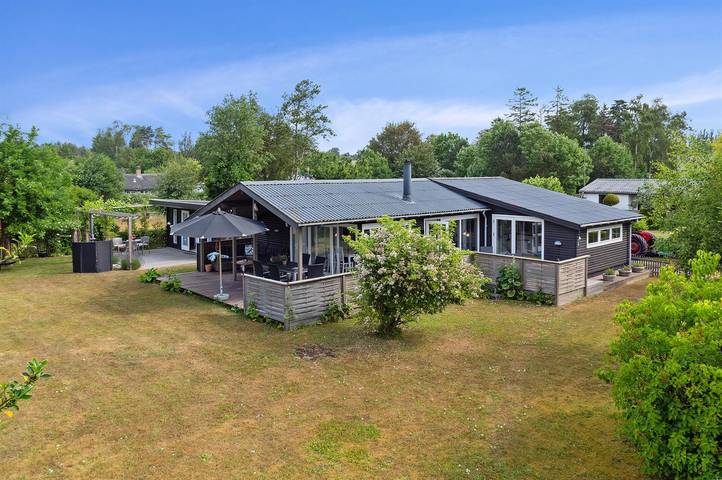 Ferieudlejning for 7 personer, med Terrasse og Have i Fejø