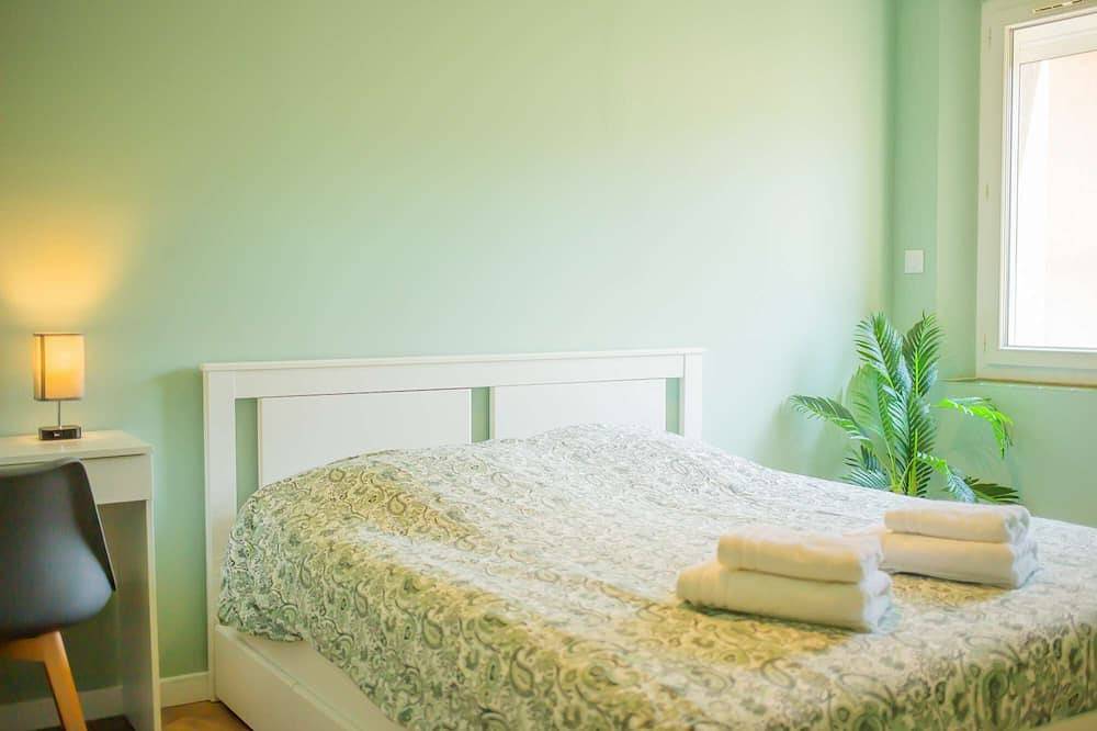 Entire apartment, Free parking 3 min walk away, Air conditioning, Laundry, Fibre, near Rousset and domaines in Trets, Mediterranean Coast (France)