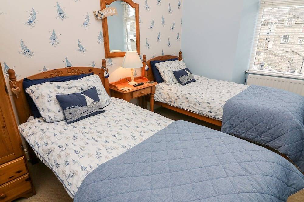 Nutkin Cottage, pet friendly, with open fire in Bowness-On-Windermere in Bowness-on-Windermere, Lake District