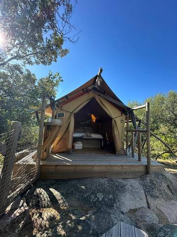 Tente pour 2 personnes, avec piscine ainsi que jardin et vue en Corse