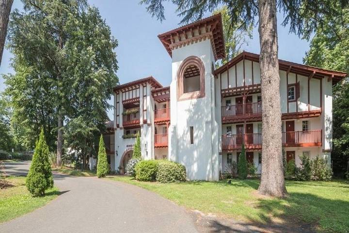 Appartement de vacances pour 3 personnes, avec Balcon et Terrasse ainsi que Jardin et Piscine