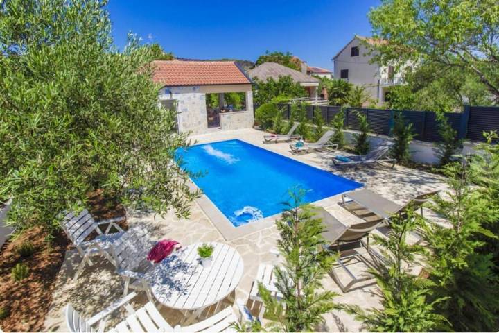 Villa pour 9 personnes, avec jardin et piscine, animaux acceptés à Tribunj - 2