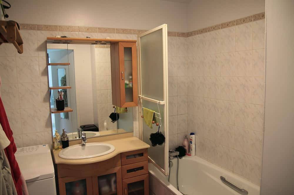 Entire apartment, Apartment classified *** T2 South terrace private parking 10 minutes walk from the old town in Seynod, Annecy region