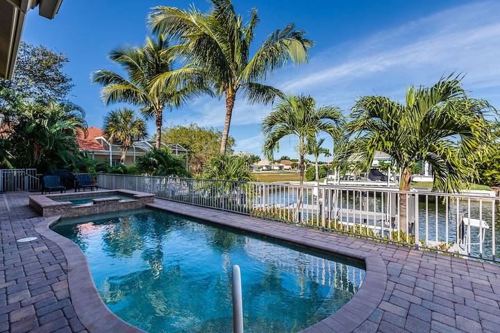 Vacation home for 8 people, with hot tub and balcony in Marco Island
