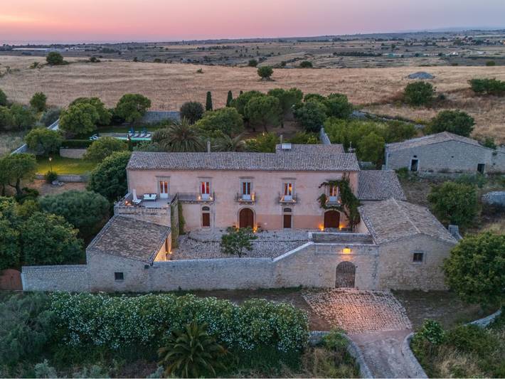 Casa vacanza per 8 persone, con Balcone e Terrazza nonché Giardino e Piscina a Ragusa