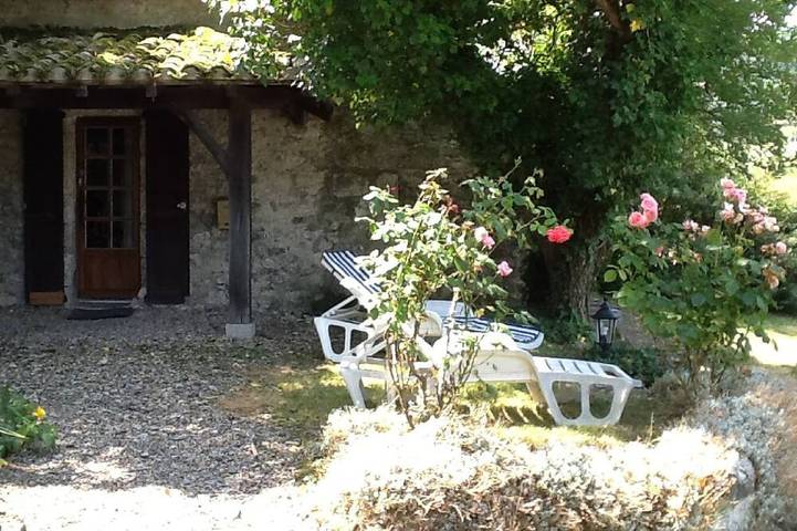 Gîte pour 2 personnes, avec Jacuzzi ainsi que Terrasse et Jardin à Courbiac