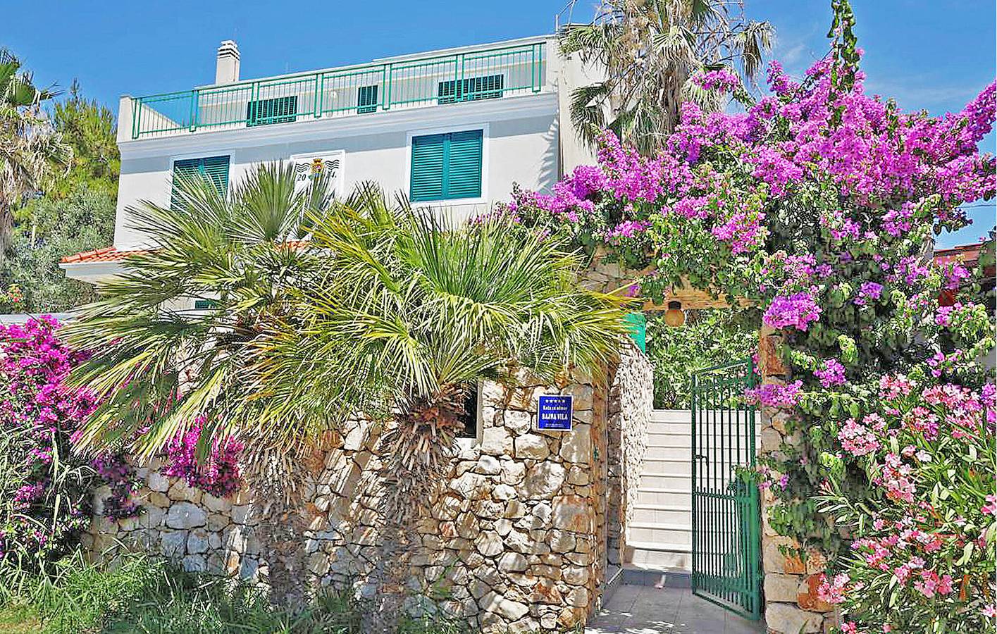 Reizende 1-Zimmer-Wohnung mit Pool, Terrasse und nur 100 m von der Küste entfernt in Pag Stadt, Pag