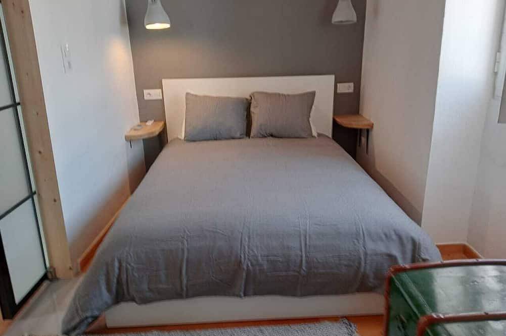 Your Koroni Escape Starts Here: Central Apartment near Zaga Beach and Tavernas. in Koroni, Messenia region