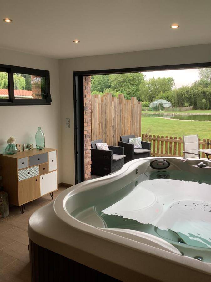 Maison de vacances pour 2 personnes, avec Jacuzzi et Terrasse ainsi que Jardin et Sauna à Guînes