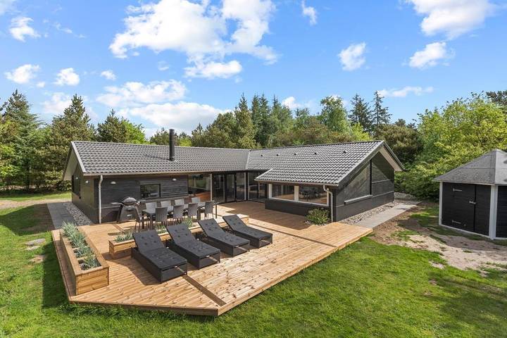 Ferienhaus für 10 Personen, mit Balkon/Terrasse und Whirlpool sowie Terrasse und Pool in Blavand