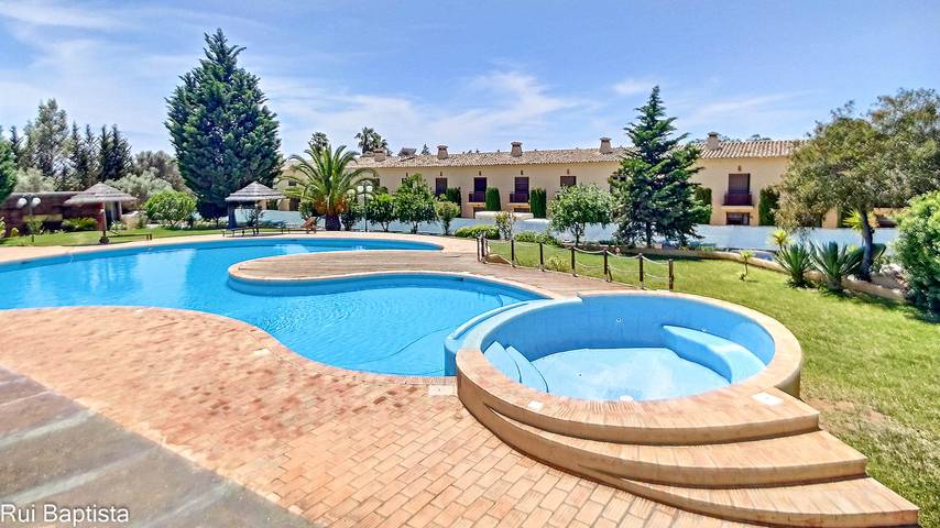 Casa de férias para 4 pessoas, com piscina infantil e varanda e ainda jardim em Pêra