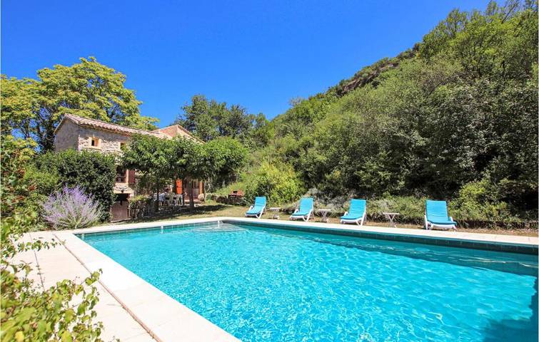 Location de vacances pour 6 personnes, avec Piscine à Curnier