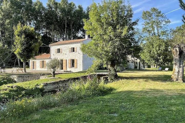 Location de vacances pour 9 personnes, avec Jacuzzi ainsi que Terrasse et Jardin à Le Vert (homonymie)